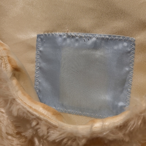 Poncho, Cape Women's Faux Fur Cream rosettes design one size - Picture 2 of 10